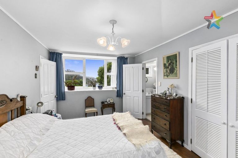 Photo of property in 32 Ferry Road, Days Bay, Lower Hutt, 5013