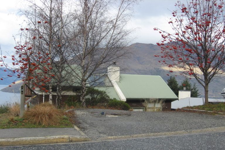 Photo of property in 134 Wynyard Crescent, Fernhill, Queenstown, 9300