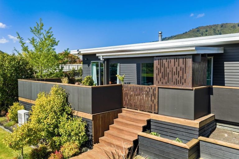 Photo of property in 11 Glentui Place, Waikawa, Picton, 7220
