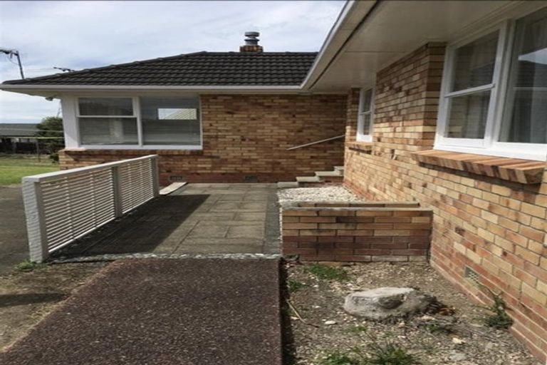 Photo of property in 16 Taupo Street, Green Bay, Auckland, 0604