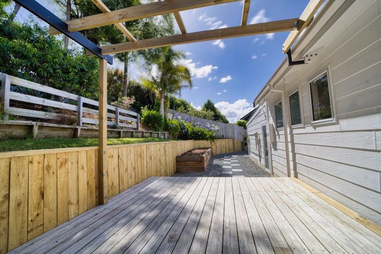 Photo of property in 15 Weka Close, Red Beach, 0932