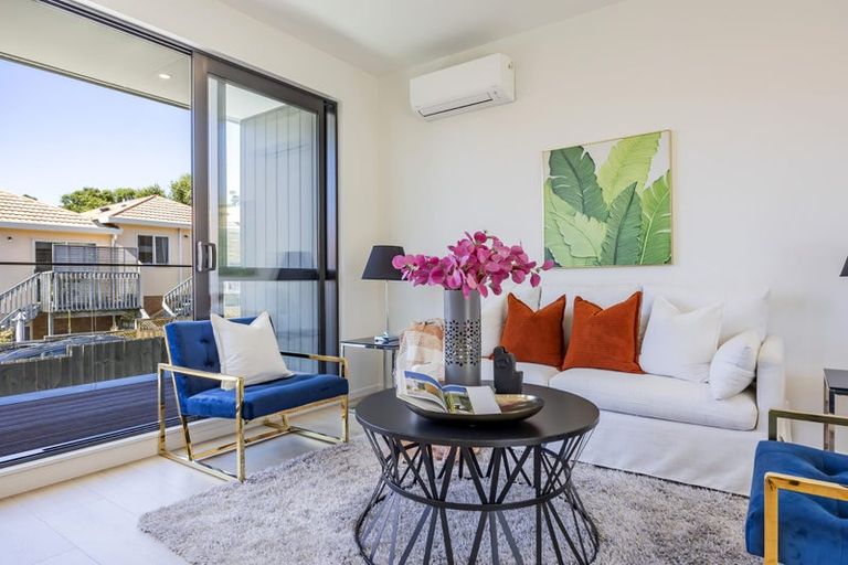 Photo of property in 17a John Jennings Drive, Oteha, Auckland, 0632