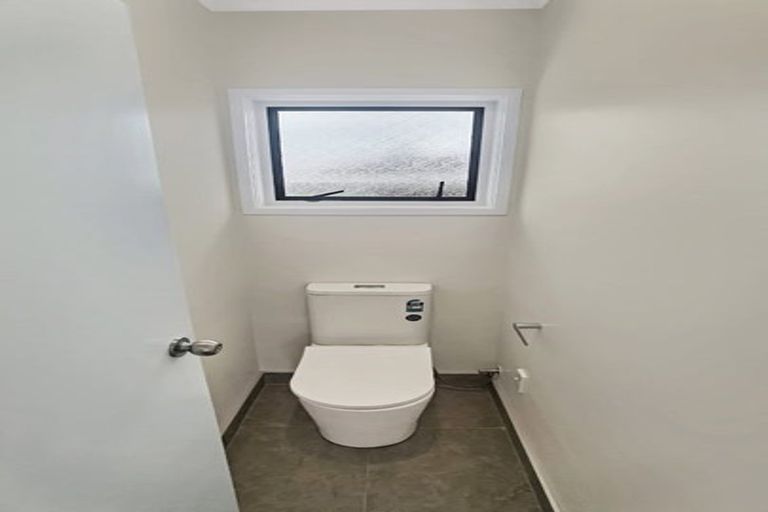 Photo of property in 2/27 Waitemata Road, Hauraki, Auckland, 0622