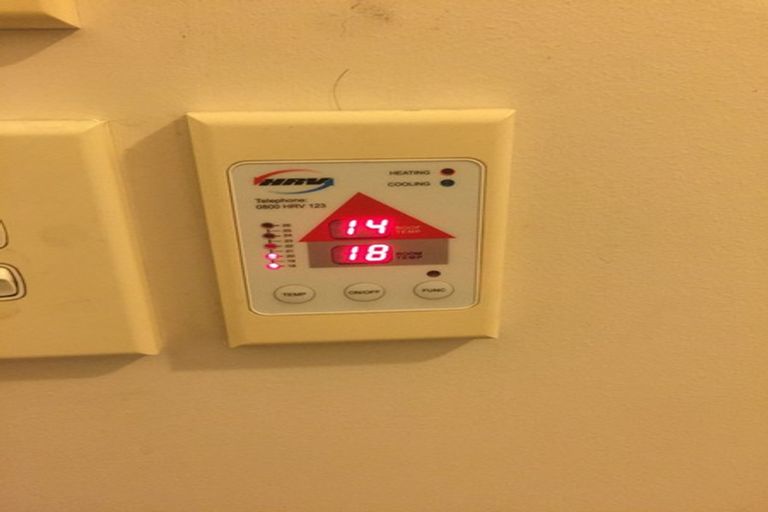 Photo of property in 1/5 Sunnyside Road, Sunnyvale, Auckland, 0612