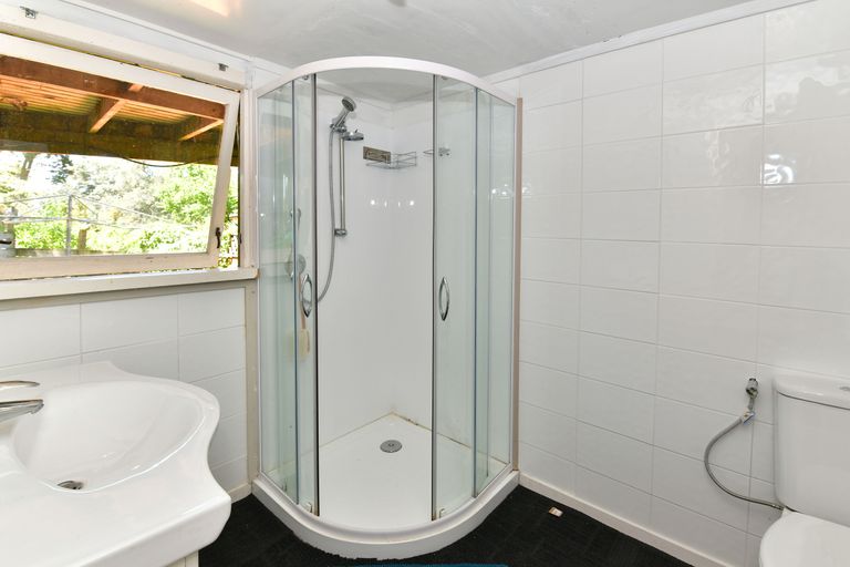 Photo of property in 15 Maori Hut Road, Red Beach, 0932