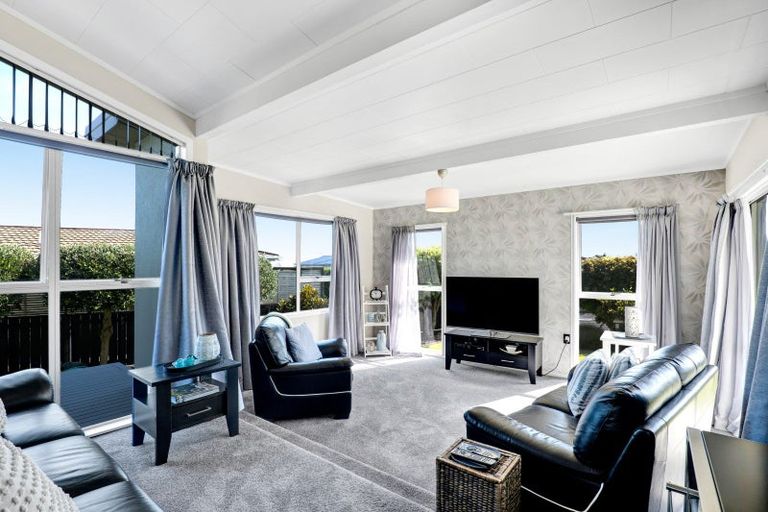 Photo of property in 15 Leon Place, Waitara, 4320