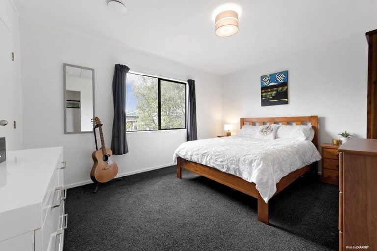 Photo of property in 1/9 Vardon Road, Green Bay, Auckland, 0604