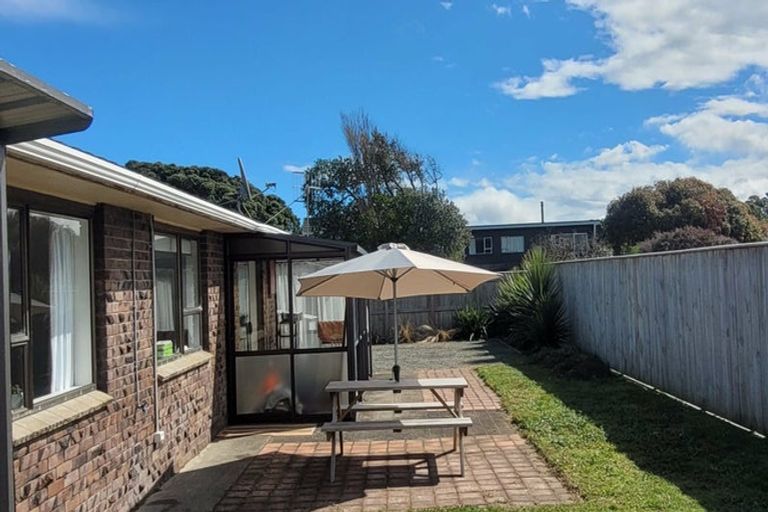Photo of property in 2 Goldie Place, Waikanae Beach, Waikanae, 5036