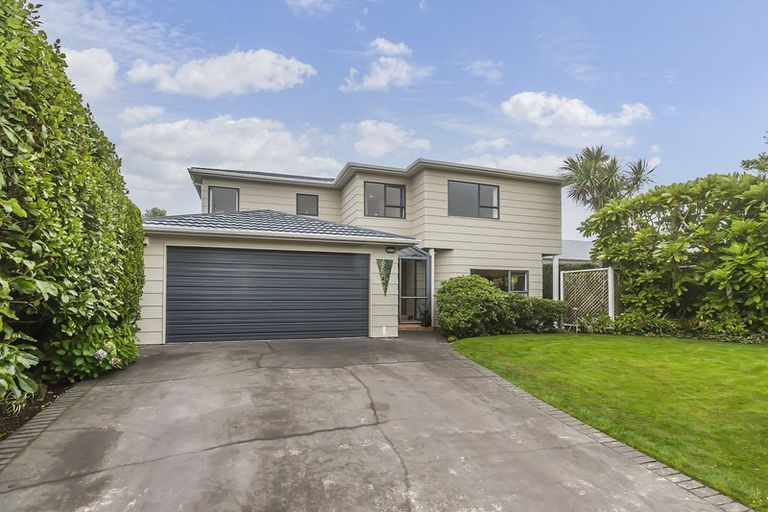 Photo of property in 5 Bayswater Place, Newlands, Wellington, 6037