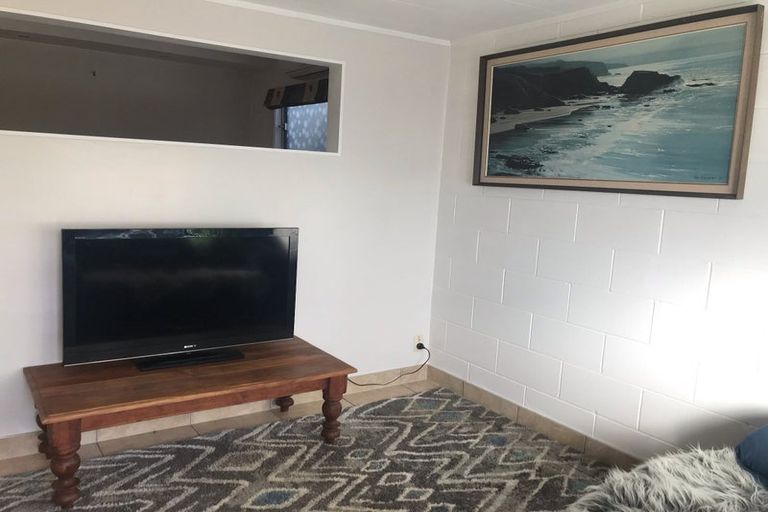 Photo of property in 2/22 School Road, Te Atatu South, Auckland, 0610