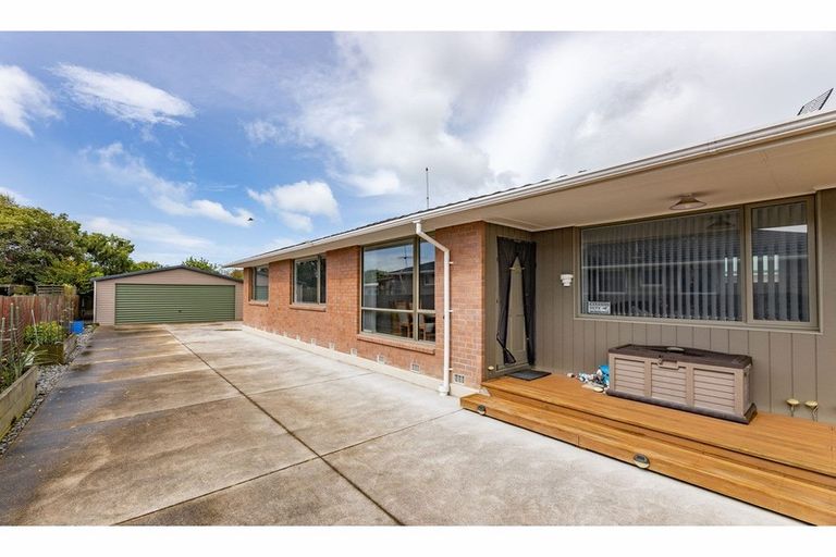 Photo of property in 6 Farnborough Street, Aranui, Christchurch, 8061