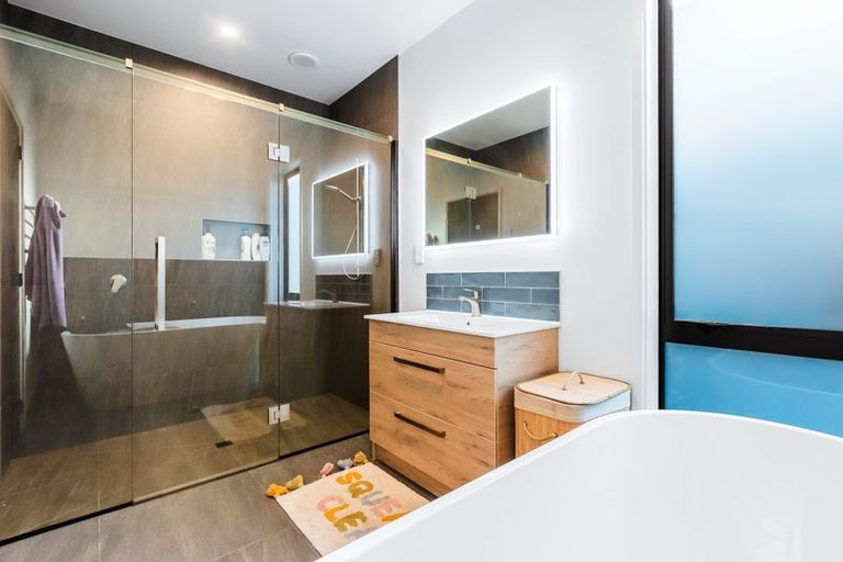 Photo of property in 2 Vickers Way, Acacia Bay, Taupo, 3385