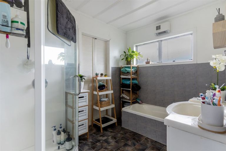 Photo of property in 20 Woodhouse Place, West Harbour, Auckland, 0618