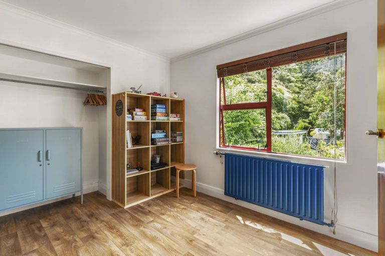 Photo of property in 61 Breaker Bay Road, Breaker Bay, Wellington, 6022