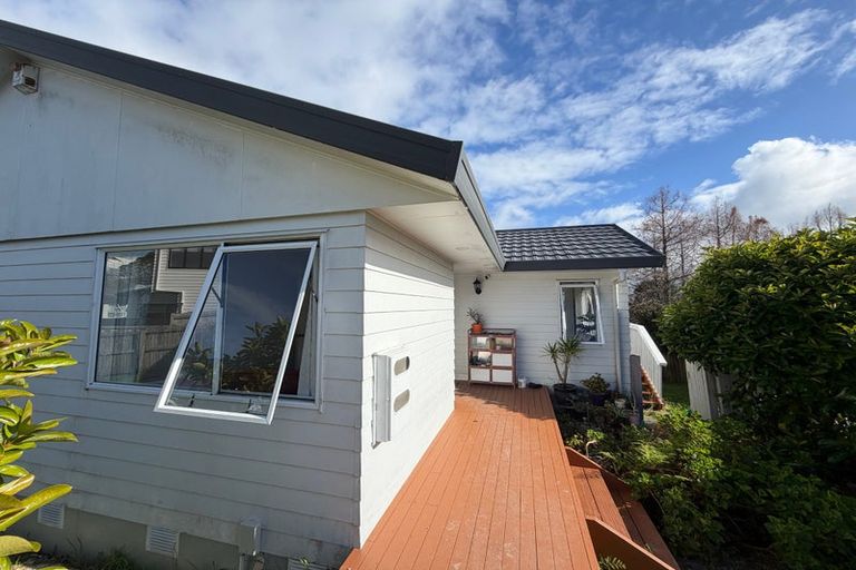 Photo of property in 11 Mira Place, Windsor Park, Auckland, 0632