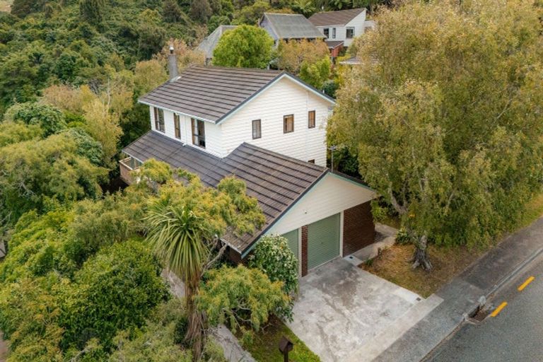 Photo of property in 5 Thatcher Crescent, Crofton Downs, Wellington, 6035