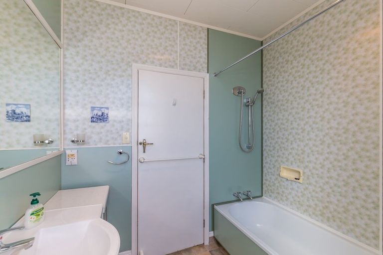 Photo of property in 37 Weraroa Road, Levin, 5510