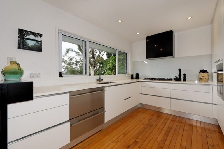 Photo of property in 28 Opou Road, Titirangi, Auckland, 0604