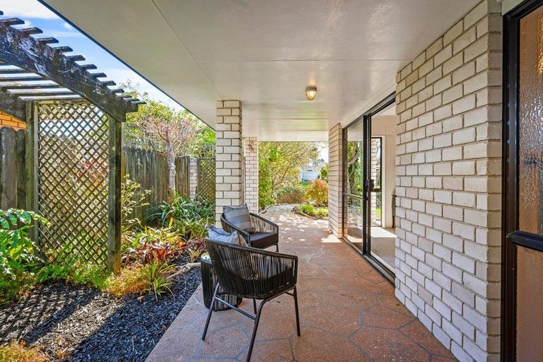 Photo of property in 22 Settlers Grove, Orewa, 0931