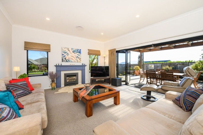 Photo of property in 48 Johnstone Drive, Fitzherbert, Palmerston North, 4410