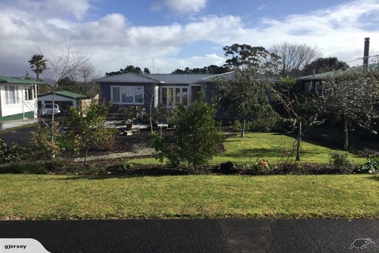 Photo of property in 10 Helga Crescent, Te Atatu Peninsula, Auckland, 0610
