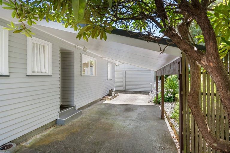 Photo of property in 18 Florio Terrace, Tawa, Wellington, 5028