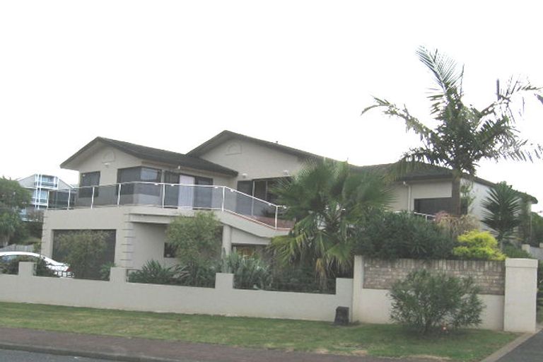 Photo of property in 8 Reflection Drive, West Harbour, Auckland, 0618