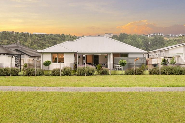 Photo of property in 115 Awataha Crescent, Pyes Pa, Tauranga, 3110