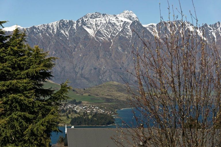 Photo of property in 16 Avalon Crescent, Fernhill, Queenstown, 9300