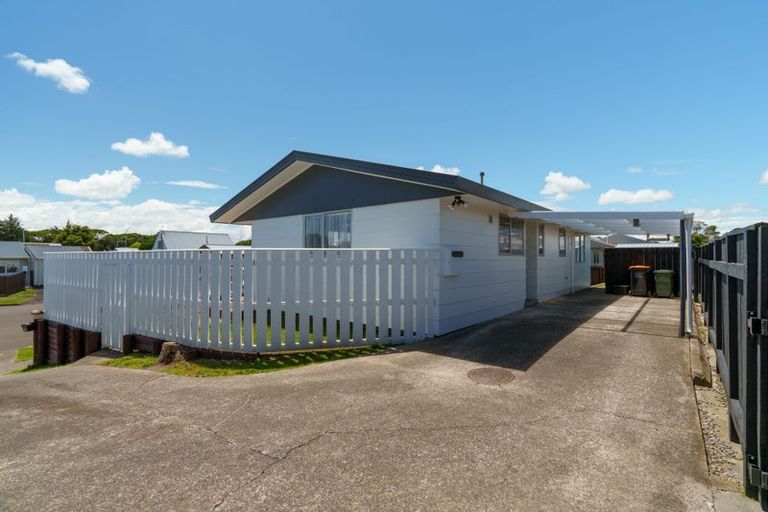 Photo of property in 33 Tiller Close, Kelvin Grove, Palmerston North, 4414