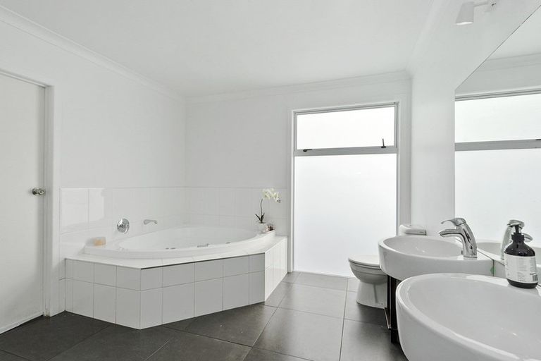 Photo of property in 60 Banbury Crescent, Fairfield, Hamilton, 3214