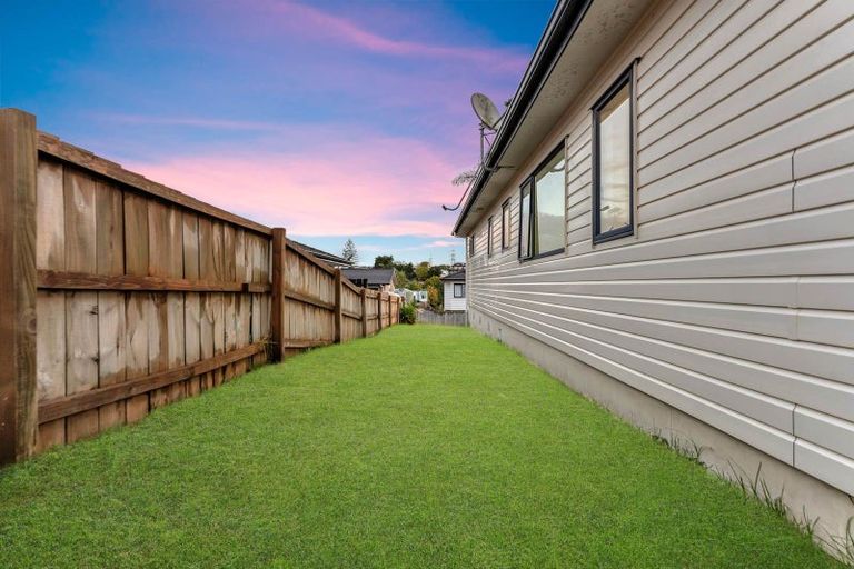 Photo of property in 9 Makora Road, Massey, Auckland, 0614