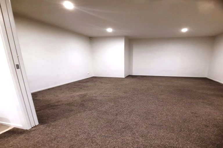 Photo of property in 4/60 Hayfield Way, Karaka, Papakura, 2580