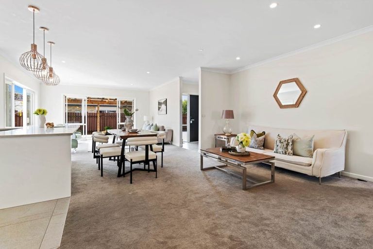 Photo of property in 16a Darren Crescent, Half Moon Bay, Auckland, 2012