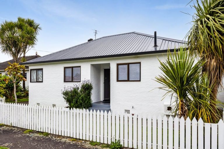 Photo of property in 15 Wrantage Street, Westown, New Plymouth, 4310
