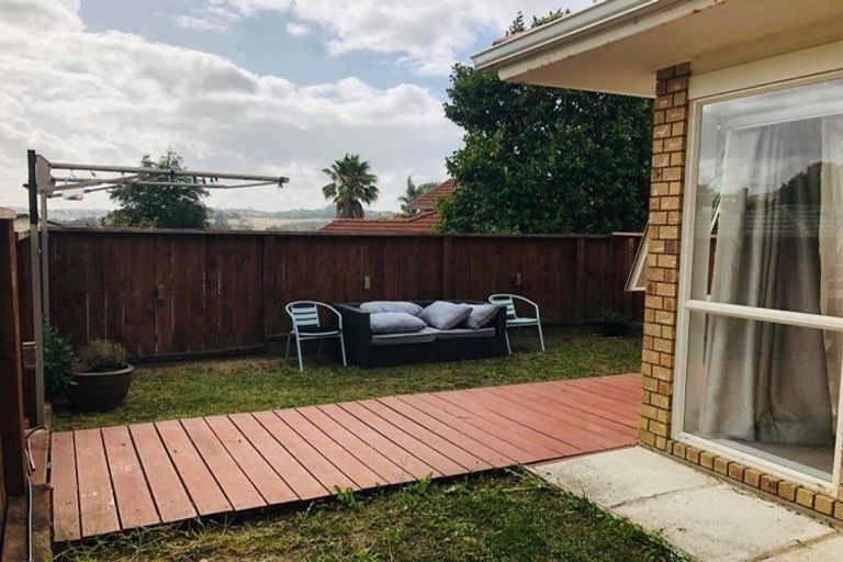 Photo of property in 8a Margaret Henry Crescent, Oteha, Auckland, 0632