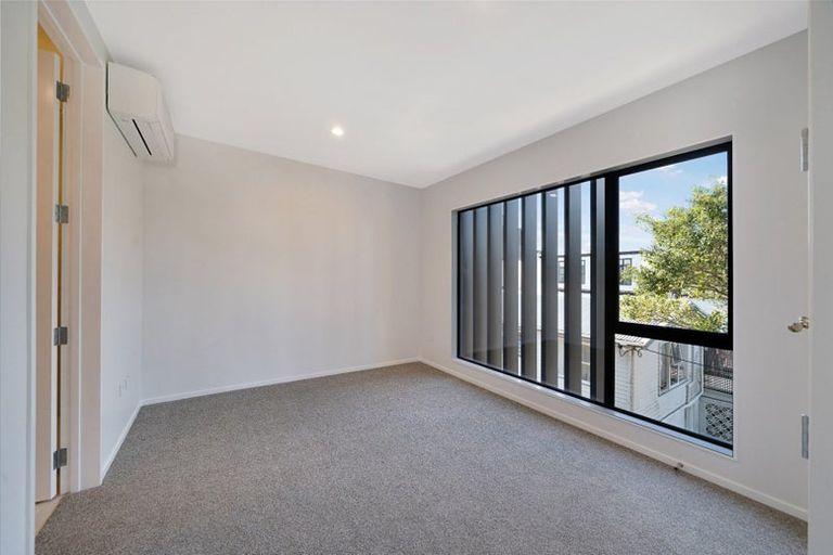 Photo of property in 9 Lomond Street, Newlands, Wellington, 6037