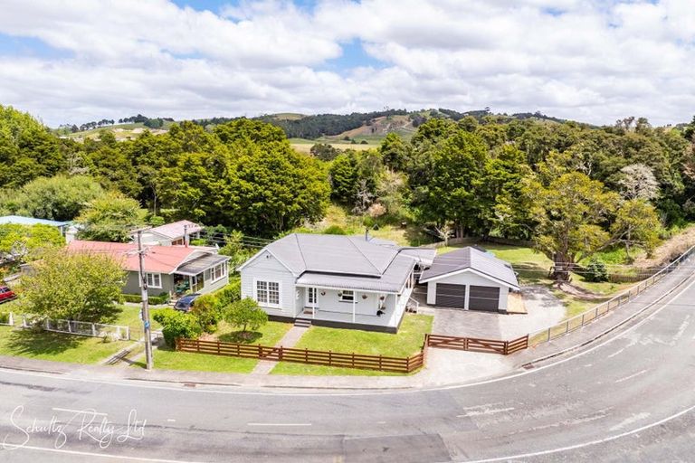 Photo of property in 17 Franklin Road, Paparoa, 0571