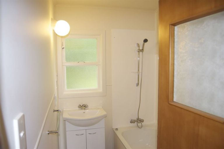 Photo of property in 74 Kervil Avenue, Te Atatu Peninsula, Auckland, 0610