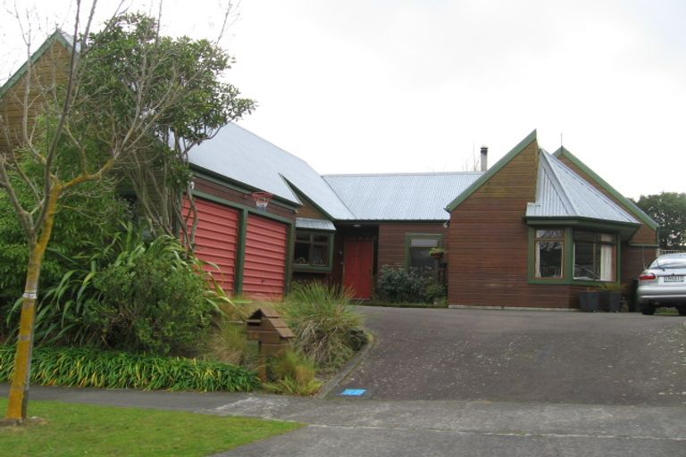 Photo of property in 14 Hillgrove Place, Fitzherbert, Palmerston North, 4410