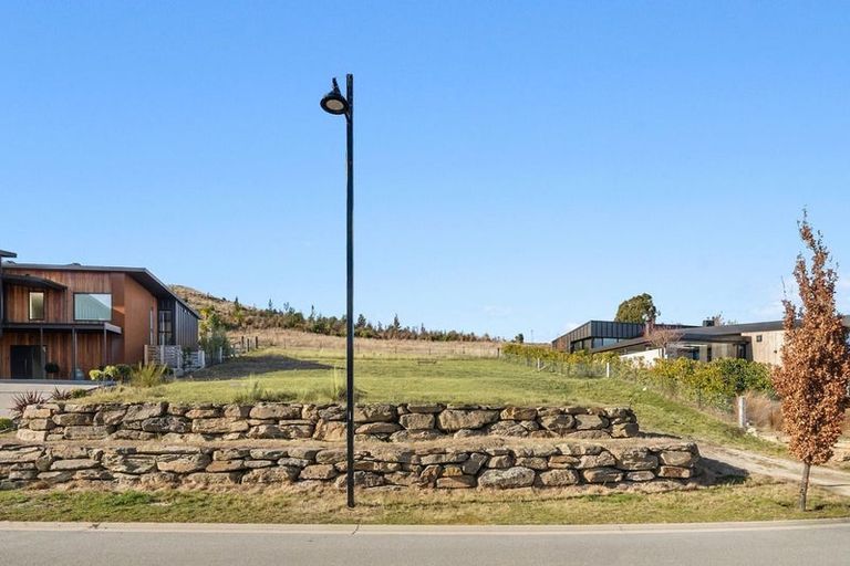 Photo of property in 16 Akitu Rise, Wanaka, 9305