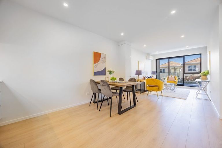 Photo of property in 17a John Jennings Drive, Oteha, Auckland, 0632