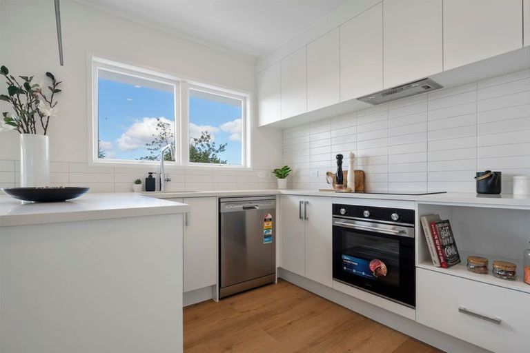 Photo of property in 112b Roberts Road, Te Atatu South, Auckland, 0610