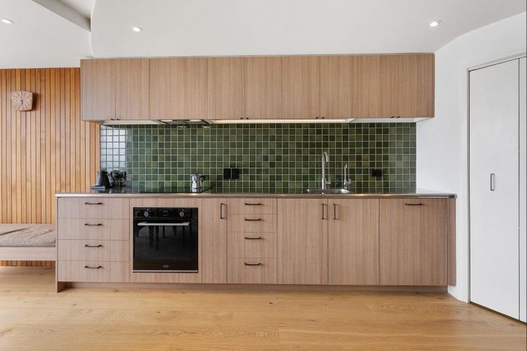 Photo of property in Seaview Apartments, 3/64 Milford Road, Milford, Auckland, 0620