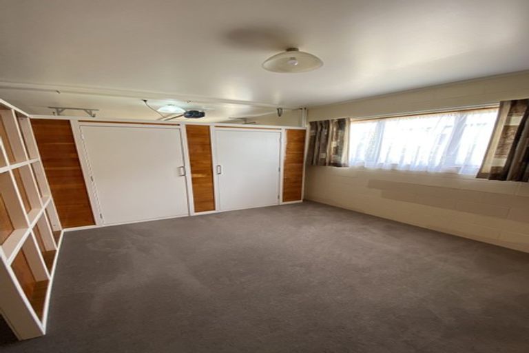 Photo of property in 1 Kingsclere Place, Goodwood Heights, Auckland, 2105