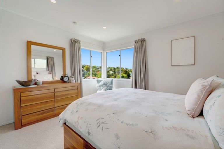 Photo of property in 1/39 Camrose Place, Glenfield, Auckland, 0629