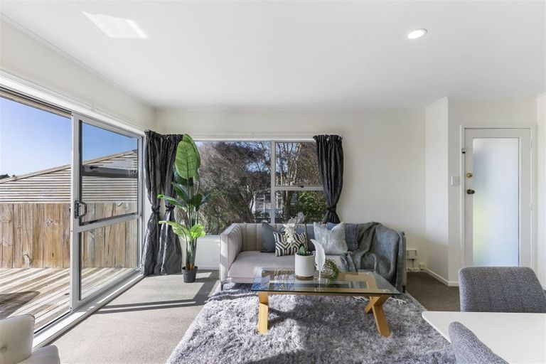 Photo of property in 2/8 Havana Place, Glenfield, Auckland, 0629