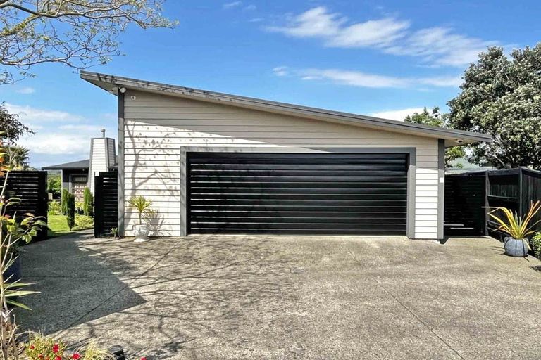 Photo of property in 28 Johnstone Drive, Fitzherbert, Palmerston North, 4410
