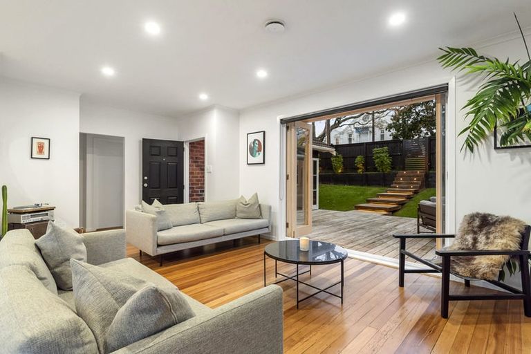 Photo of property in 1/15 Rodney Road, Northcote Point, Auckland, 0627