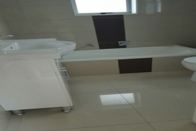 Photo of property in 13 Thomas Rea Place, Te Atatu South, Auckland, 0610